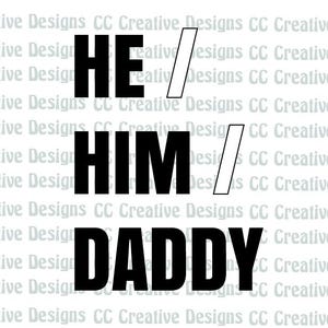 Puede incluir: Fondo blanco con las palabras "HE", "HIM" y "DADDY" en negrita negra. Las palabras están separadas por una barra inclinada. El fondo tiene un patrón repetido del texto "CC Creative Designs".