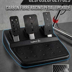 Puede incluir: Mejora de pedal de carreras de fibra de carbono negro para volantes Logitech G29, G920, G27 y G25. El juego de pedales presenta tres pedales con una superficie de fibra de carbono texturizada y una base negra. El texto "CARBON FIBRE RACING PEDAL UPGRADE" es visible.