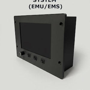 以下が含まれることがあります： 黒色のフライトシミュレーションエンジン管理システム（EMU/EMS）で、画面、ノブ、3つのボタンがあります。「FLIGHT SIMULATION ENGINE MANAGEMENT SYSTEM（EMU/EMS）」というテキストが上部に表示されています。