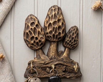 Gancho para llaves con forma de seta morilla, acabado bronce, decoración estilo cottagecore.