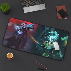 Puede incluir: Un tapete de ratón para juegos negro y verde con una ilustración de fantasía de dos personajes. Un personaje es una guerrera con una espada y el otro es un guerrero con un escudo y un hacha. El fondo es un bosque oscuro con un cielo rojo.