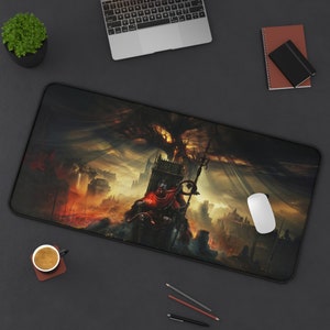 Könnte beinhalten: Eine schwarze und rote Gaming-Mausmatte mit einer Fantasy-Illustration einer Figur in einem roten Gewand, die auf einem Thron sitzt. Die Figur ist umgeben von einer dunklen, bedrohlichen Landschaft mit einem großen Baum im Hintergrund.