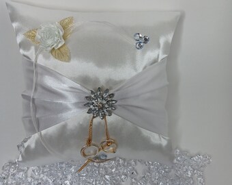 Minimalist Golden Ring Bearer Pillow: Wedding Decor (8x8  display picture 1