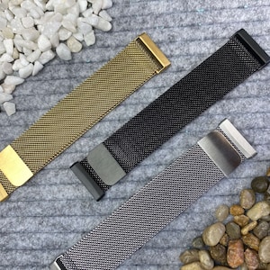 Könnte beinhalten: Drei Metall-Armbänder in Gold, Schwarz und Silber. Die Armbänder sind aus einem Netzmaterial gefertigt und haben einen Verschluss.