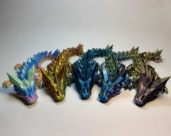 Mystisch schimmernder KristallDrache – Bewegliche 3D-Deko in magischem Farbspiel - 2 Größen verfügbar