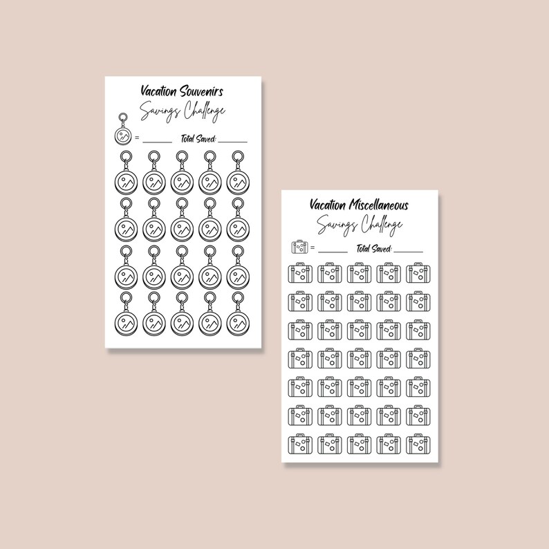 Op de afbeelding: Twee afdrukbare vellen met zwart-wit illustraties van een camera en een koffer. De vellen zijn getiteld "Vacation Souvenirs Savings Challenge" en "Vacation Miscellaneous Savings Challenge".