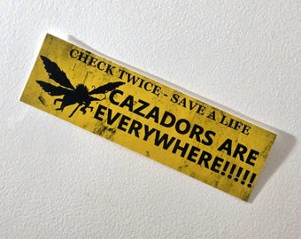 Verifique duas vezes, salve uma vida! Caçadores estão por toda parte! Adesivo para para-choque - Fallout