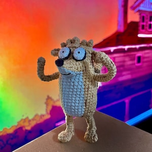 Rigby, o guaxinim inspirado em Regular Show. Amigo de Mordecai. Uma pelúcia de crochê que merece sua atenção. Produto finalizado.