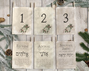 Op de afbeelding: Zes printbare tafelnummerkaarten met een rustieke, vintage uitstraling. Elke kaart heeft een andere Hebreeuwse naam voor God, samen met de Engelse vertaling en een relevant bijbelvers. De kaarten zijn versierd met een bloemmotief met hulst en kerststerren.