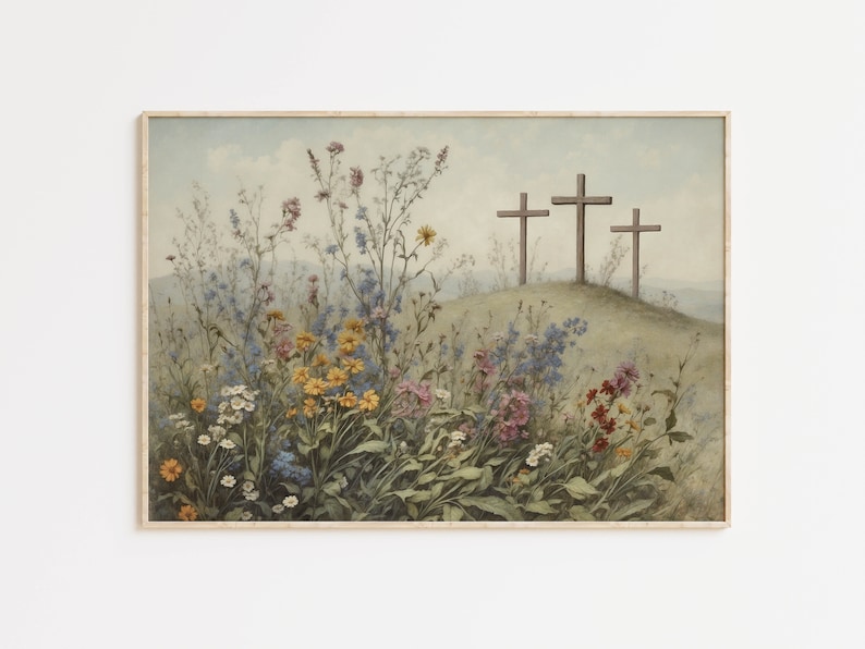 Op de afbeelding: Een schilderij van drie houten kruisen die op een grassige heuvel staan met een veld vol wilde bloemen op de voorgrond. De kruisen zijn bruin en de bloemen zijn in verschillende kleuren, waaronder geel, roze, blauw en wit.