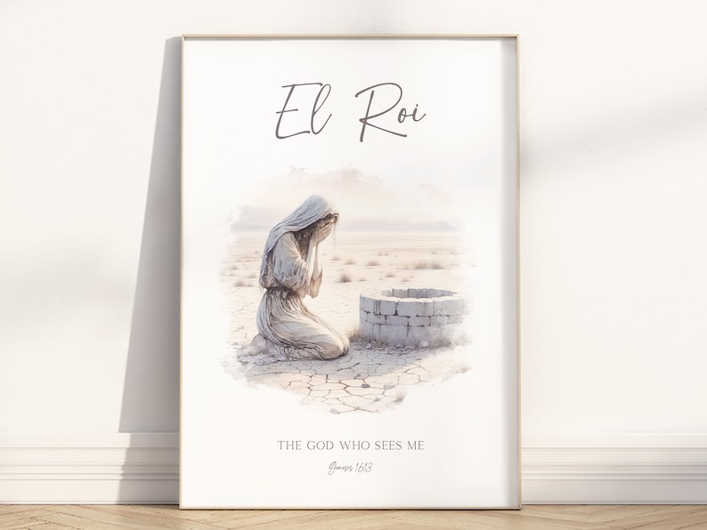 K&ouml;nnte beinhalten: Ein Aquarellbild einer Frau, die in einer W&uuml;stenlandschaft kniet. Der Text "El Roi" befindet sich oben im Bild, und der Text "The God Who Sees Me" befindet sich unten im Bild. Der Text "Genesis 16:13" befindet sich unter dem Text "The God Who Sees Me".