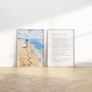 以下が含まれることがあります： 2つのフレーム入りプリント。1つは、砂浜を歩く人物の水彩画で、足跡が描かれています。もう1つのプリントには、「Footprints in the sand」というテキストと詩が書かれています。