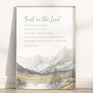 Puede incluir: Una pintura de acuarela de una cordillera con un río que fluye por el valle. El texto "Trust in the Lord" está escrito en una fuente cursiva en la parte superior de la imagen. El texto "With all your heart, and do not lean on your own understanding. In all your ways acknowledge him, and he will make straight your paths. Proverbs 3:5-6" está escrito debajo de la imagen.