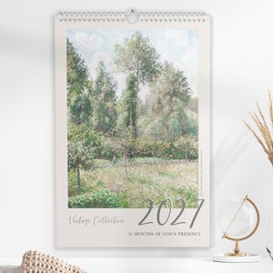 Op de afbeelding: Een wandkalender voor het jaar 2027 met de titel Vintage Collection 12 Months of God's Presence. De kalender heeft een verticale oriëntatie met een spiraalbinding aan de bovenkant en een impressionistisch schilderij van een tuinlandschap.