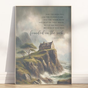 Könnte beinhalten: Ein Aquarellbild eines Hauses auf einer Klippe mit Blick auf ein stürmisches Meer. Der Text lautet "AND THE RAIN FELL. AND THE FLOODS CAME AND THE WINDS BLEW AND BEAT ON THAT HOUSE, BUT IT DID NOT FALL. BECAUSE IT HAD BEEN founded on the rock. MATTHEW 7:25"