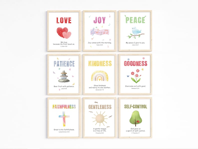 K&ouml;nnte beinhalten: Neun druckbare Wandbilder mit Aquarell-Illustrationen von Herzen, Noten, einem Vogel, einem Steinhaufen, einem Regenbogen, Blumen, einem Kreuz, einer Sonne und einem Baum. Jeder Druck enth&auml;lt einen Bibelvers &uuml;ber Liebe, Freude, Frieden, Geduld, Freundlichkeit, G&uuml;te, Treue, Sanftmut und Selbstbeherrschung.