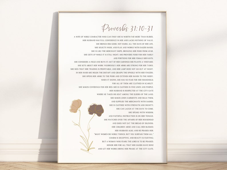 Op de afbeelding: Een printbare wandkunstprint met een beige achtergrond en een zwarte en bruine bloemenillustratie. De print bevat een citaat uit Spreuken 31:10-31 over een vrouw van nobel karakter.