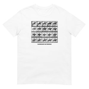 Op de afbeelding: Een wit T-shirt met een zwart-witte afbeelding van een paard en ruiter in een reeks poses. De tekst "Eadweard Muybridge" is onder de afbeelding gedrukt.