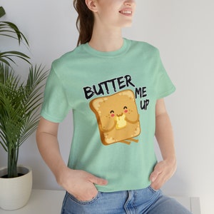 Butter Me Up - jeu de mots drôle - chemise pour le petit déjeuner - chemise de jeu de mots petit déjeuner - chemise de jeu de mots beurre - calembours drôles - calembours - t-shirt en jersey unisexe