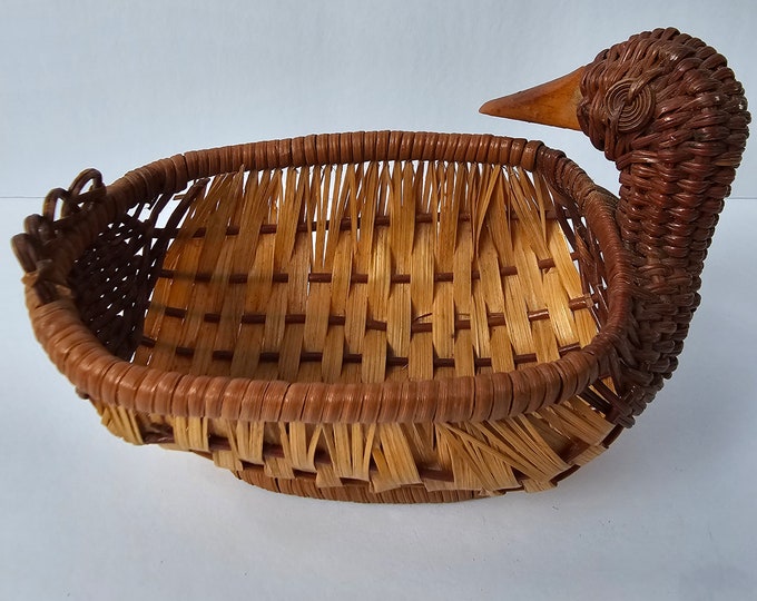Vintage Duck Wicker Basket Woven Rattatan ~ Plant Basket for French Country Kitchen Bathroom Decor ~ Rustic Lodge Lakehouse Food Gift Basket