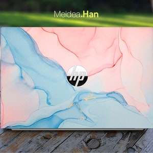 Könnte beinhalten: Ein weißer Laptop mit einem abstrakten Marmormuster in Rosa und Blau. Das HP-Logo ist auf dem Laptop sichtbar.