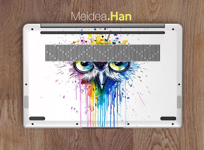 Pu&ograve; includere: Custodia bianca per laptop con un colorato design di gufo ad acquerello. Il gufo ha occhi blu e gialli brillanti, con un arcobaleno di colori che gocciolano. Il testo "Meidea.Han" &egrave; in alto.