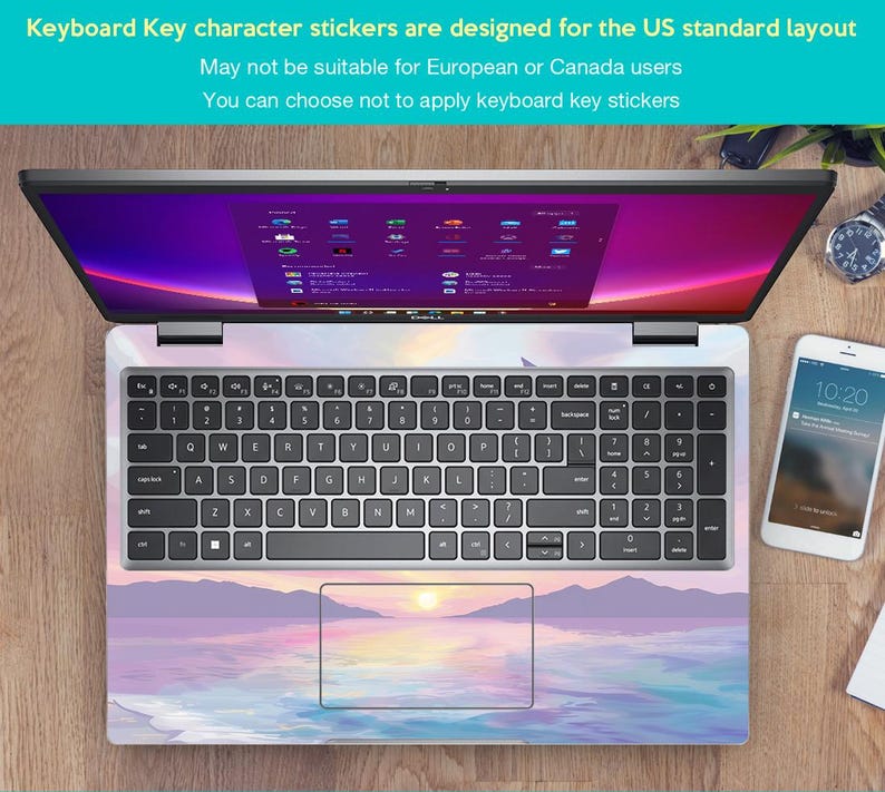 Pu&ograve; includere: Un computer portatile con un adesivo per tastiera che raffigura un tramonto su uno specchio d'acqua. L'adesivo &egrave; progettato per i layout di tastiera standard degli Stati Uniti. Il testo sull'immagine recita: "Keyboard Key character stickers are designed for the US standard layout. May not be suitable for European or Canada users. You can choose not to apply keyboard key stickers."