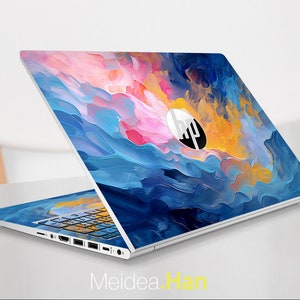 Könnte beinhalten: Ein weißer Laptop mit einem farbenfrohen abstrakten Design auf dem Deckel. Das Design zeigt Farbtöne von Blau, Rosa, Gelb und Orange. Das HP-Logo ist in der Mitte des Deckels sichtbar.