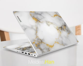 Op de afbeelding: Een witte laptop met een gouden en wit marmerontwerp op de deksel. Het Lenovo-logo is zichtbaar op de deksel.