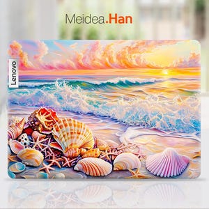 Op de afbeelding: Een kleurrijke laptop-skin met een schelpdesign op een achtergrond met zonsondergang en oceaan golven. Het ontwerp bevat een verscheidenheid aan schelpen in tinten roze, wit en bruin. De tekst "Lenovo" is zichtbaar aan de linkerkant van de skin.