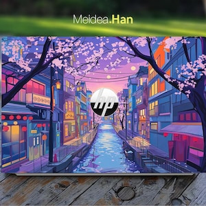 Puede incluir: Una piel para portátil con una ilustración colorida de una escena de calle de ciudad con cerezos en flor, un canal y el logotipo de HP. El texto "Meidea.Han" está en la parte superior de la imagen.