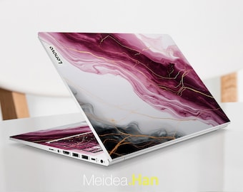 Op de afbeelding: Een laptop met een roze en gouden marmerontwerp op de deksel. Het Lenovo-logo is zichtbaar op de deksel.