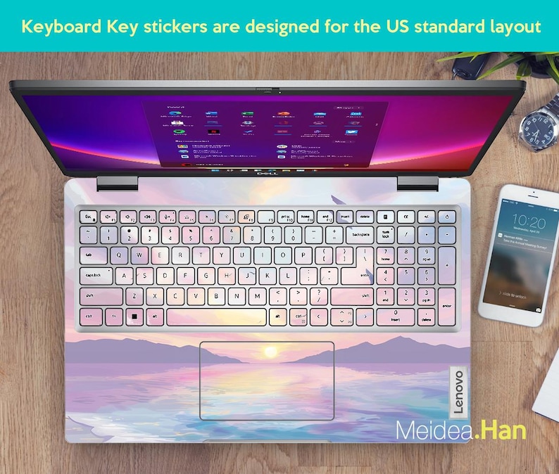 Pu&ograve; includere: Un computer portatile con un adesivo per tastiera che raffigura un tramonto su uno specchio d'acqua. L'adesivo &egrave; progettato per una tastiera standard americana. Il computer portatile &egrave; del marchio Lenovo.
