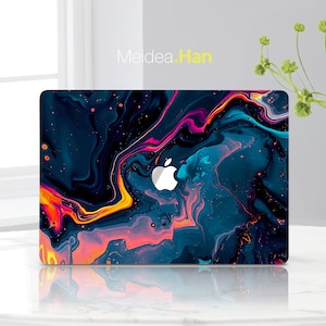 Puede incluir: Una piel para portátil con un diseño abstracto colorido que presenta tonos azules, naranjas, rosas y amarillos que se arremolinan. El diseño se asemeja a mármol líquido. El logotipo de Apple es visible en el portátil.