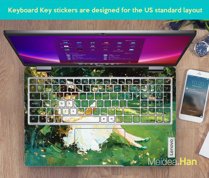 Puede incluir: Ordenador port&aacute;til con una superposici&oacute;n de teclado con un dise&ntilde;o abstracto verde y blanco. Las teclas del teclado est&aacute;n cubiertas con pegatinas. La pantalla muestra una interfaz colorida. Se ven un smartphone y un reloj.