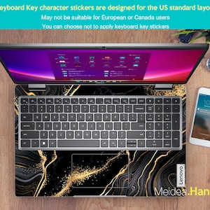 Puede incluir: Un port&aacute;til plateado con una pegatina de teclado de dise&ntilde;o de m&aacute;rmol negro y dorado. El port&aacute;til est&aacute; abierto y la pantalla muestra un fondo morado con iconos. El texto "Lenovo" es visible en la esquina inferior derecha del port&aacute;til. El texto "Meidea.Han" es visible en la esquina inferior derecha de la imagen.