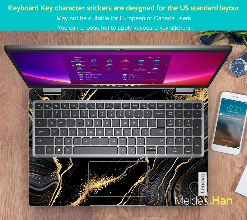 Puede incluir: Un port&aacute;til plateado con una pegatina de teclado de dise&ntilde;o de m&aacute;rmol negro y dorado. El port&aacute;til est&aacute; abierto y la pantalla muestra un fondo morado con iconos. El texto "Lenovo" es visible en la esquina inferior derecha del port&aacute;til. El texto "Meidea.Han" es visible en la esquina inferior derecha de la imagen.