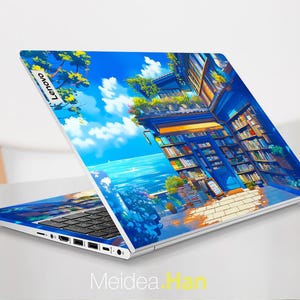 Puede incluir: Un port&aacute;til azul y blanco con una imagen colorida de una librer&iacute;a con una puerta azul y estantes llenos de libros. La imagen tambi&eacute;n incluye un cielo azul, nubes blancas y una playa. El port&aacute;til tiene la palabra "Lenovo" en la parte posterior.