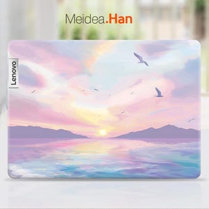 Pu&ograve; includere: Una skin per laptop con un tramonto pastello rosa, viola e blu sopra un oceano calmo con alcuni uccelli che volano nel cielo. Il testo "Lenovo" &egrave; sul lato sinistro della skin e il testo "Meidea.Han" &egrave; nella parte superiore della skin.
