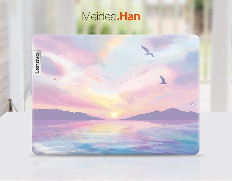 Pu&ograve; includere: Una skin per laptop con un tramonto pastello rosa, viola e blu sopra un oceano calmo con alcuni uccelli che volano nel cielo. Il testo "Lenovo" &egrave; sul lato sinistro della skin e il testo "Meidea.Han" &egrave; nella parte superiore della skin.