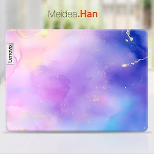 Puede incluir: Una funda para portátil con un diseño de acuarela en tonos rosa, morado y azul con detalles dorados. La funda tiene la palabra "Lenovo" impresa en el lado izquierdo.