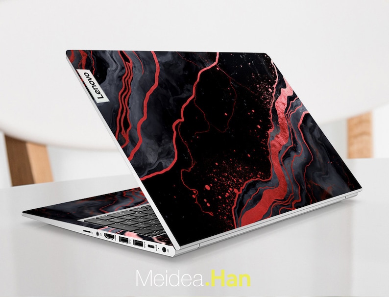 K&ouml;nnte beinhalten: Ein Lenovo-Laptop mit einem schwarzen und roten Marmormuster. Der Deckel und die Handballenauflage des Laptops weisen ein wirbelndes Muster aus Schwarz und Grau mit roten Adern auf. Das Lenovo-Logo ist oben links sichtbar. Der Text "Meidea.Han" befindet sich unten.