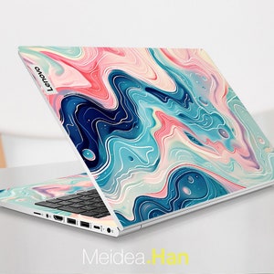 Op de afbeelding: Een zilveren laptop met een blauw, roze en wit marmerpatroon op de deksel. Het Lenovo-logo is zichtbaar op de deksel.