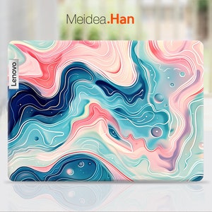 Op de afbeelding: Een laptop-skin met een kleurrijk abstract ontwerp met draaiende blauwe, roze en witte patronen. De skin heeft het woord "Lenovo" aan de linkerkant gedrukt.