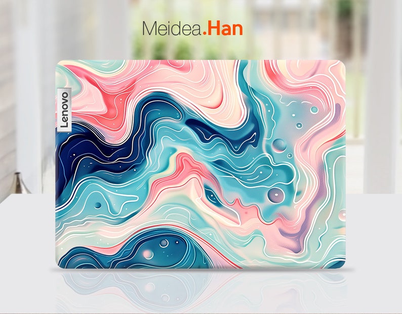Op de afbeelding: Een laptop-skin met een kleurrijk abstract ontwerp met draaiende blauwe, roze en witte patronen. De skin heeft het woord "Lenovo" aan de linkerkant gedrukt.