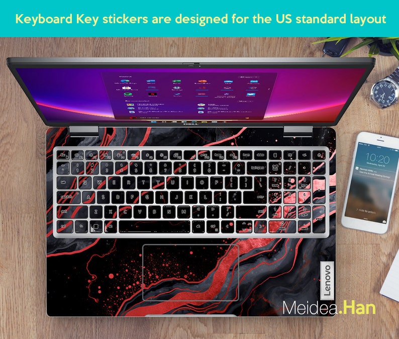K&ouml;nnte beinhalten: Laptop mit einer Tastaturfolie mit einem schwarzen und roten Marmormuster. Die Tastaturtasten sind schwarz mit wei&szlig;er Beschriftung und roten Akzenten. Der Text "Keyboard Key stickers are designed for the US standard layout" ist sichtbar.