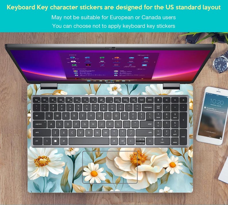 Puede incluir: Un ordenador port&aacute;til con una pegatina de teclado floral. La pegatina presenta flores blancas sobre un fondo azul claro. El port&aacute;til est&aacute; abierto y la pantalla muestra un escritorio con iconos. El texto en la pegatina dice "Keyboard Key character stickers are designed for the US standard layout. May not be suitable for European or Canada users. You can choose not to apply keyboard key stickers."