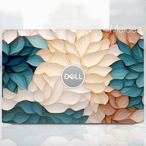 Könnte beinhalten: Ein Laptop mit einem floralen Design auf dem Deckel. Das Design zeigt weiße, beige und türkisfarbene papierartige Blumen. Das Dell-Logo befindet sich in der Mitte des Deckels.
