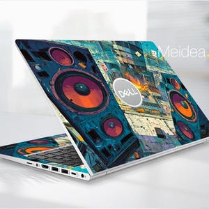 以下が含まれることがあります： 青、オレンジ、紫の色合いでスピーカーと音響機器の鮮やかで抽象的なデザインが施されたカスタムスキンを備えたDellのラップトップ。 ラップトップは開いており、Dellのロゴが付いたキーボードと画面が表示されています。