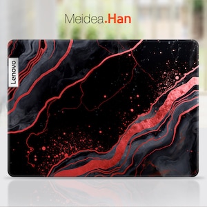 K&ouml;nnte beinhalten: Lenovo Laptop-H&uuml;lle mit einem schwarzen und roten Marmordesign. Die H&uuml;lle hat eine gl&auml;nzende Oberfl&auml;che mit flie&szlig;enden roten Adern und Sprenkeln auf einem schwarzen und grauen Hintergrund. Das Lenovo-Logo ist sichtbar.